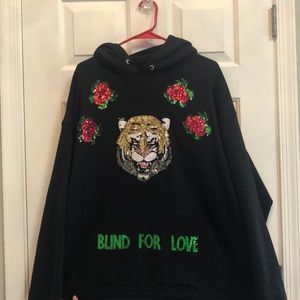 Taylor swift sweatshirt and necklace